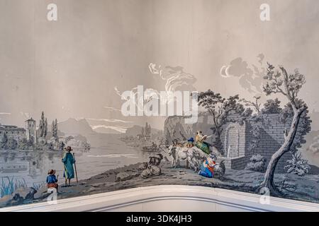 Un frammento di una carta da parati pastorale d'epoca sbiadita con un paesaggio rustico con pastori, bestiame e un pozzo di pietra in un edificio, Berna, Svizzera Foto Stock