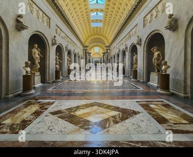 La sala dei Busts (Galleria dei Busti), che fa parte del Museo Pio-Clementine e fa parte dei Musei Vaticani - città del Vaticano, Italia Foto Stock