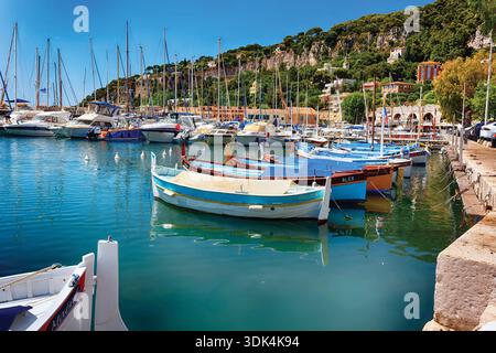 Vista dall'angolo basso delle tradizionali barche da pesca colorate a Port Royal, Villefranche-Sur mer, Alpes Maritimes, Costa Azzurra, Francia Foto Stock