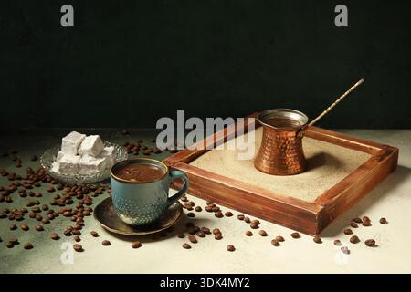 Tazza di caffè caldo e piatto con delizia turca su sfondo grunge Foto Stock