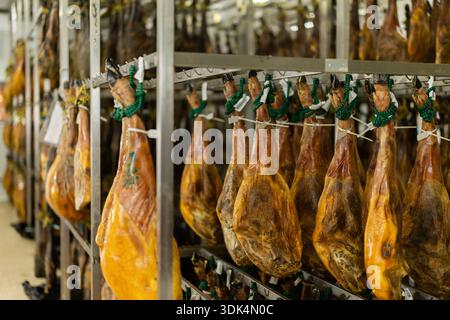 Gambe di jamon spagnolo pronte per la vendita in drogheria Foto Stock