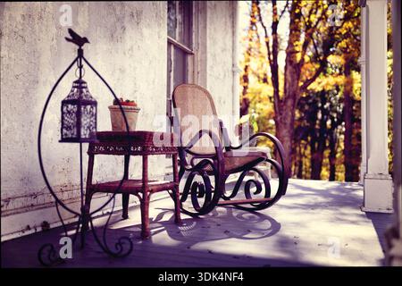 Old Country House's Veranda with a Rocking Chair in Autumn Light, Hunterdon County, New Jersey, USA Foto Stock