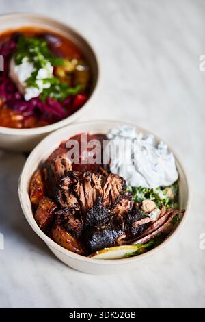 Capra grigliata con verdure da forno e quark alle erbe Foto Stock