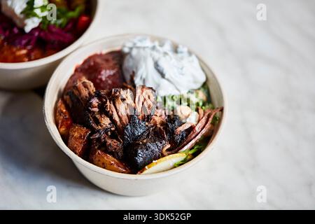 Capra grigliata con verdure da forno e quark alle erbe Foto Stock