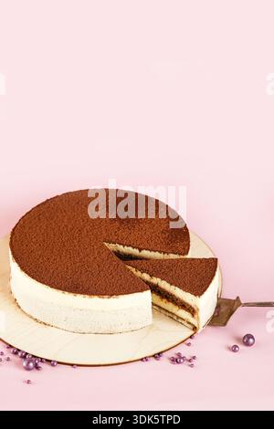 Dessert sofisticato con strati cremosi e delicati tocchi decorativi Foto Stock