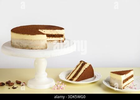 Delizioso dessert con strati di caffè e finitura di cacao in tonalità calde Foto Stock