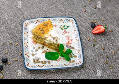 Torta di zucca fatta in casa, aromatica e multistrato. Primo piano verticale che mostra la consistenza degli strati di zucca, delicato ripieno di panna acida o cremosa, Foto Stock
