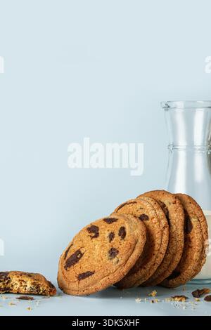 Comoda cucina con biscotti e latte su una superficie morbida blu Foto Stock