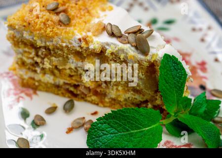 Torta di zucca fatta in casa, aromatica e multistrato. Primo piano verticale che mostra la consistenza degli strati di zucca, delicato ripieno di panna acida o cremosa, Foto Stock