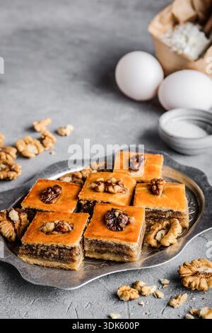Dessert dolce con quadrati e briciole di noci smaltati Foto Stock