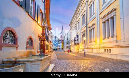 Basilea Minster nel centro storico skyline della città di Basilea, paesaggio cittadino della Svizzera in Europa Foto Stock