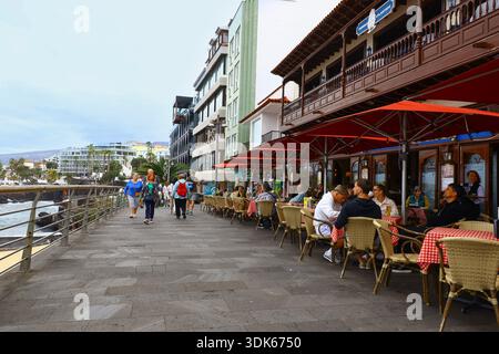 Puerto de la Cruz, Tenerife, 01152026 - passeggiata sul mare con cena all'aperto e vista sull'oceano Foto Stock