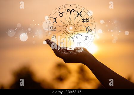 Segni zodiacali, astrologia e oroscopi concetti. Segni zodiacali all'interno del cerchio dell'oroscopo. Astrologia nel cielo con molte stelle e lune astrologia e. Foto Stock