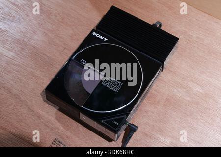 TOKYO, GIAPPONE - 9 agosto 2019: Un Sony Discman D-50, il primo CD WALKMAN di Sony, in mostra al Ginza Sony Park alla mostra "#009 WALKMAN in the Park". Foto Stock
