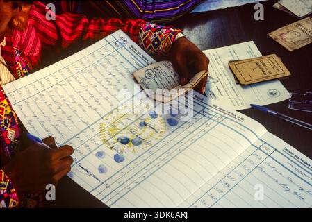 Kaqchikel Mayans in costume tradizionale in coda per votare - con un'impronta digitale se analfabeta - alle elezioni presidenziali del Guatemala il giorno di voto a Solol Foto Stock