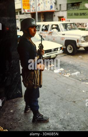 Membro della temuta polizia del Tesoro guatemalteca in servizio a città del Guatemala, febbraio 1982 Foto Stock