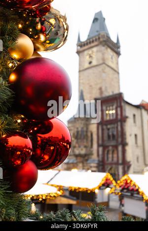 ornamenti per il mercatino di natale nel vecchio municipio di praga Foto Stock
