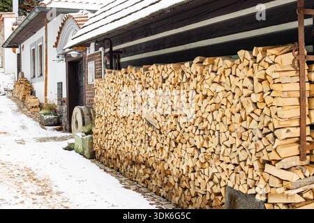 via novy svet a praga con legna da ardere impilata a hradcany Foto Stock