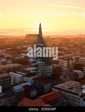 Paesaggio urbano di Reykjavik durante l'ora d'oro con la chiesa di Hallgrímskirkja Foto Stock