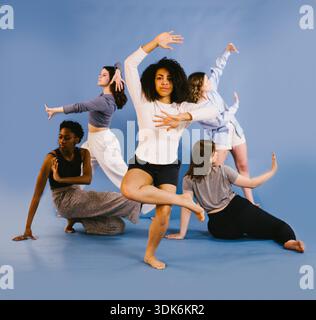 Gruppo di ballerine femminili diverse in pose diverse insieme Foto Stock