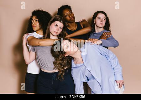 Diversi gruppi di ballerine femminili hanno posato insieme in studio Foto Stock