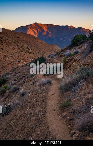 Il PCT si snoda attraverso gli alti tramonti del deserto Foto Stock