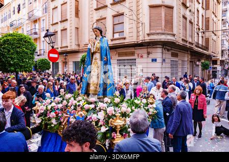 La Vergine Maria tra i fedeli Foto Stock