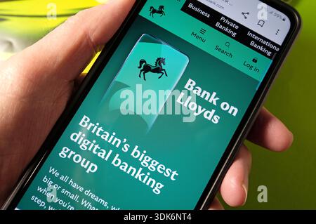 Pagina iniziale del sito Web della banca Lloyds sullo schermo dello smartphone Foto Stock