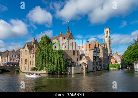 Vista famosa da Rosary Quay, turisti in barca su un canale, tour turistico in barca sul fiume a Bruges, Belgio Foto Stock