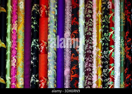 rotoli di tessuto di seta Foto Stock