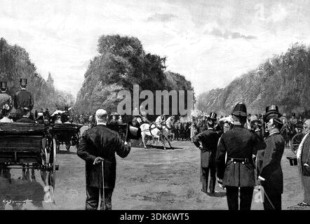 La stagione di Londra: In Hyde Park - aspettando la Shahzada, 1895. Nasrullah Khan, principe ereditario dell'Afghanistan, visita Londra. 'La stagione è stata finora di insolita brillantezza, come è stato quotidianamente evidente dallo stato affollato del "Parco" nel pomeriggio. Per la società alla moda a Londra c'è solo un parco - Hyde Park, una foto di cui diamo questa settimana. La mania del ciclismo ha recentemente attirato alcuni personaggi famosi in un altro parco, Battersea, in cui, se è vero, una principessa ha fatto un giro in bicicletta. Ma le somiglianze moderne cambiano presto, e Hyde Park è altrettanto poco probabile Foto Stock