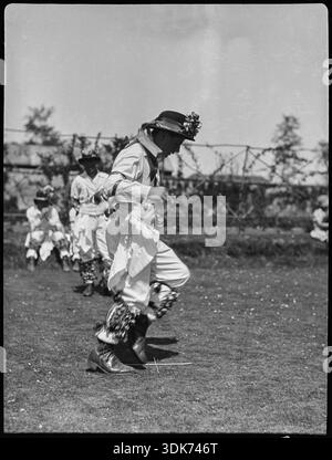 Membro della troupe Bampton Morris che si esibisce in una "Pipe Dance", Bampton, West Oxfordshire, Oxfordshire, 1920-1930. Il fotografo ha scritto "Pipe Dance" e "Wells" sul negativo. "Wells" è un riferimento a William Nathan Wells (1868-1953) noto come "Jingy" o "Jinky" Wells, il violinista dei Bampton Morris (non mostrato in questa immagine). Foto Stock