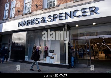 Marks & Spencer il 28 gennaio 2026 a Shrewsbury, Regno Unito. Marks & Spencer Group plc, noto anche come M&S, è un'importante multinazionale britannica specializzata nella vendita di abbigliamento, articoli per la casa e prodotti alimentari. Shrewsbury è una città commerciale, parrocchia civile e la città della contea dello Shropshire. Foto Stock
