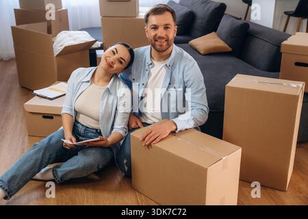 La coppia felice si trasferì in una nuova casa. Foto Stock