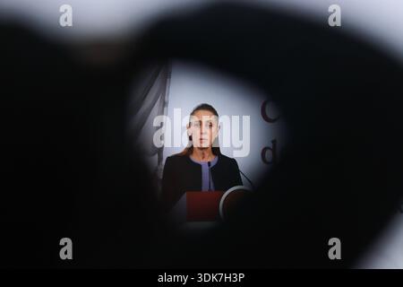 Non esclusiva: La presidente messicana Claudia Sheinbaum parla durante una conferenza stampa della sua conversazione con il presidente degli Stati Uniti Donald Trump in merito a t Foto Stock