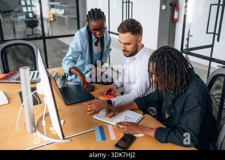 Gli uomini d'affari lavorano in ufficio. Foto Stock
