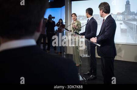 L'AIA – i leader del partito Rob Jetten (D66), Henri Bontenbal (CDA) e Dilan Yesilgoz (VVD) presentano il loro accordo di coalizione a Nieuwspoort. JEROEN JUMELET / ANP netherlands OUT - belgio OUT Foto Stock