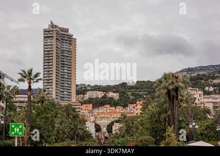 Vista della collina di Monte Carlo dalla piazza del casinò Foto Stock