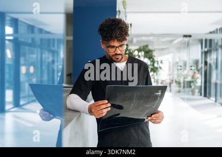 Esame dei raggi X. Un medico maschile è all'interno di un edificio moderno. Foto Stock