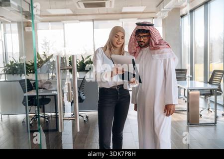 L'uomo e la donna musulmani sono al coperto in un edificio moderno. Foto Stock