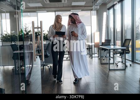 L'uomo e la donna musulmani sono al coperto in un edificio moderno. Foto Stock