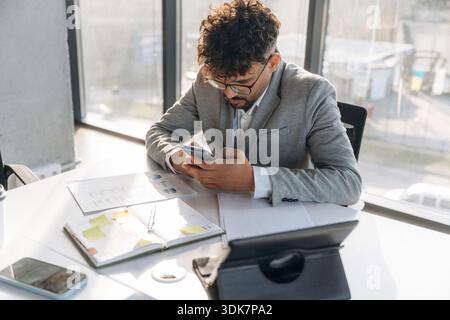 Un uomo d'affari è seduto in ufficio. Foto Stock