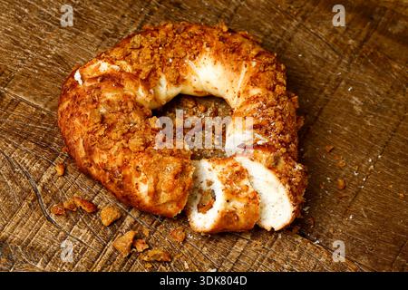 Il tradizionale pane brasiliano di ciccioli e briciole su un rustico tavolo di legno Foto Stock