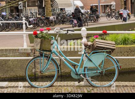 Bicicletta decorata con fiori parcheggiata a Delft, Olanda Foto Stock