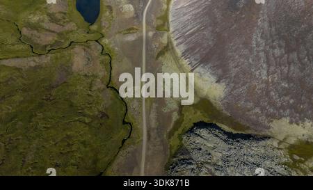 Vista aerea di un paesaggio aspro e contrastante dove il terreno accidentato incontra fiumi tortuosi sotto un cielo freddo, Selfoss, Islanda. Foto Stock