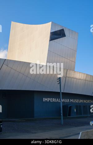 L'Imperial War Museum North con cielo azzurro al Salford Quays di Manchester Foto Stock