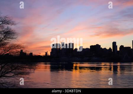 Skyline di Montreal nelle ore d'oro con splendidi colori arancione e rosa del cielo Foto Stock