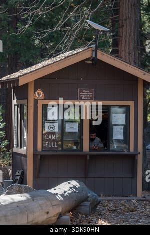 Chiosco d'ingresso al Camp 4, un campeggio per arrampicatori nel Parco Nazionale di Yosemite, California, Stati Uniti. Foto Stock
