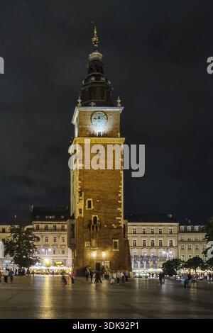 Torre del Municipio su Rynek, il resto del municipio costruito nel XIII secolo, Rynek con sale di stoffa, dal XIII secolo, Piazza del mercato principale, punto di riferimento di Foto Stock