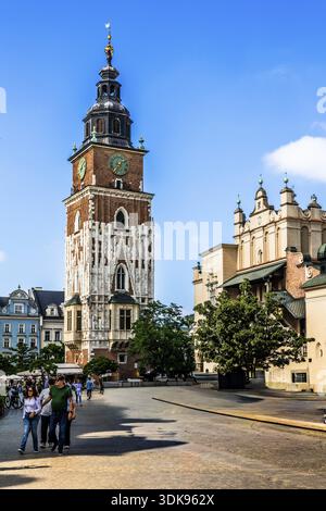 Torre del Municipio su Rynek, il resto del municipio costruito nel XIII secolo, Rynek con sale di stoffa, dal XIII secolo, Piazza del mercato principale, punto di riferimento di Foto Stock